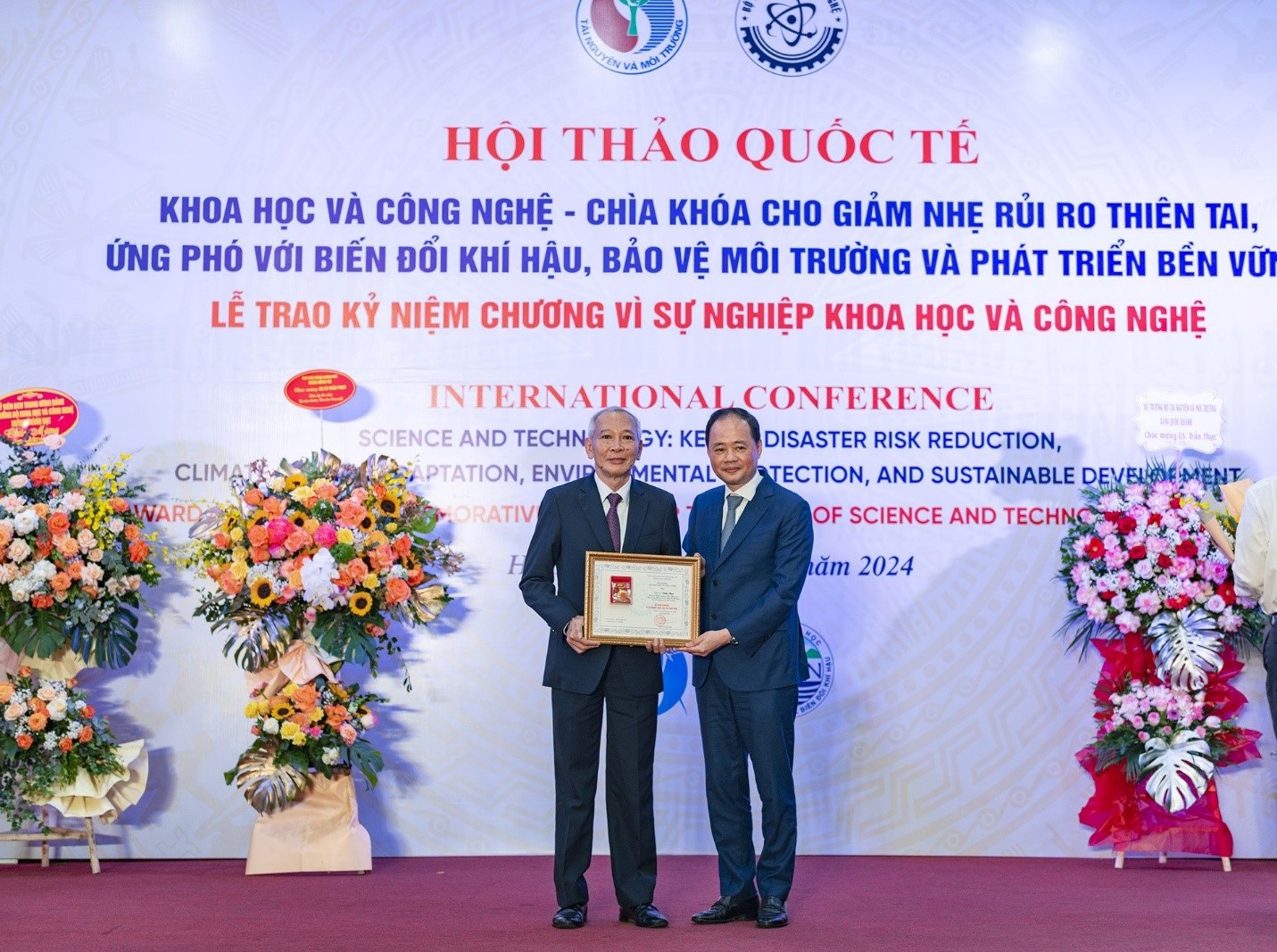 The Ministry of Science and Technology awarded a commemorative medal to Prof. Dr. Tran Thuc